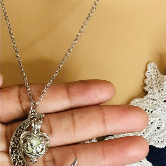 ❤️❤️Beautiful half moon ball Long silver color necklace! 🌙 - Picture 2 of 4